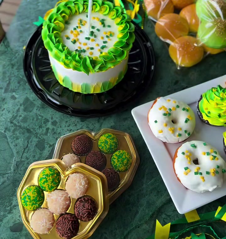 Bolo, brigadeiros, donuts e cupcakes