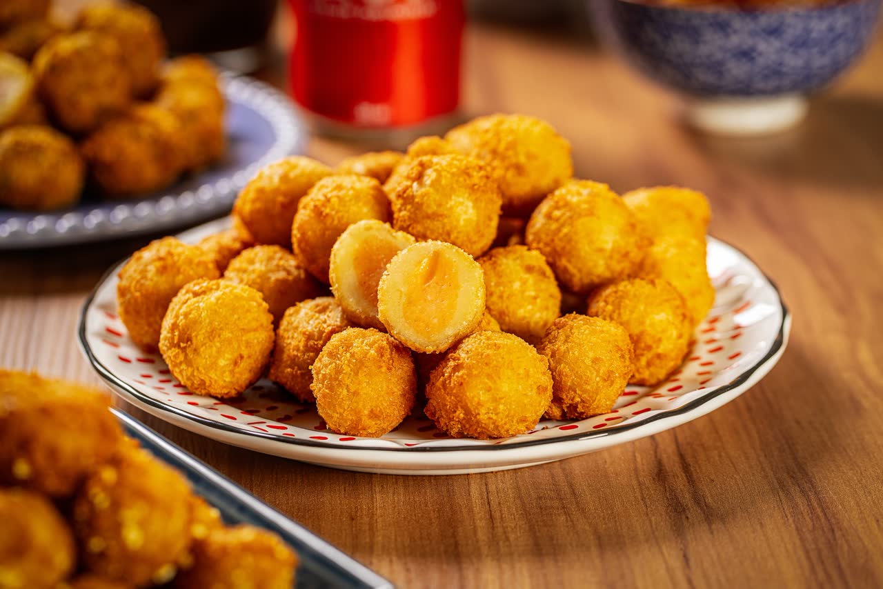 Travessa de coxinhas e salgados de festa preparados pela Padoca, servidos sobre a mesa