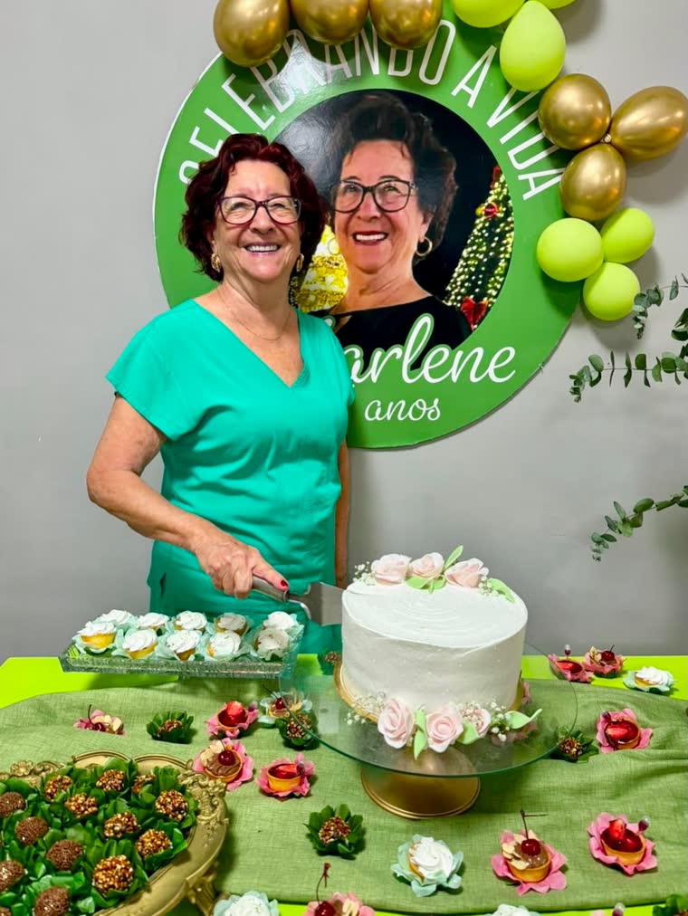 Dona Marlene cortando o bolo de 81 anos na festa montada na Padoca, com painel e balões verdes