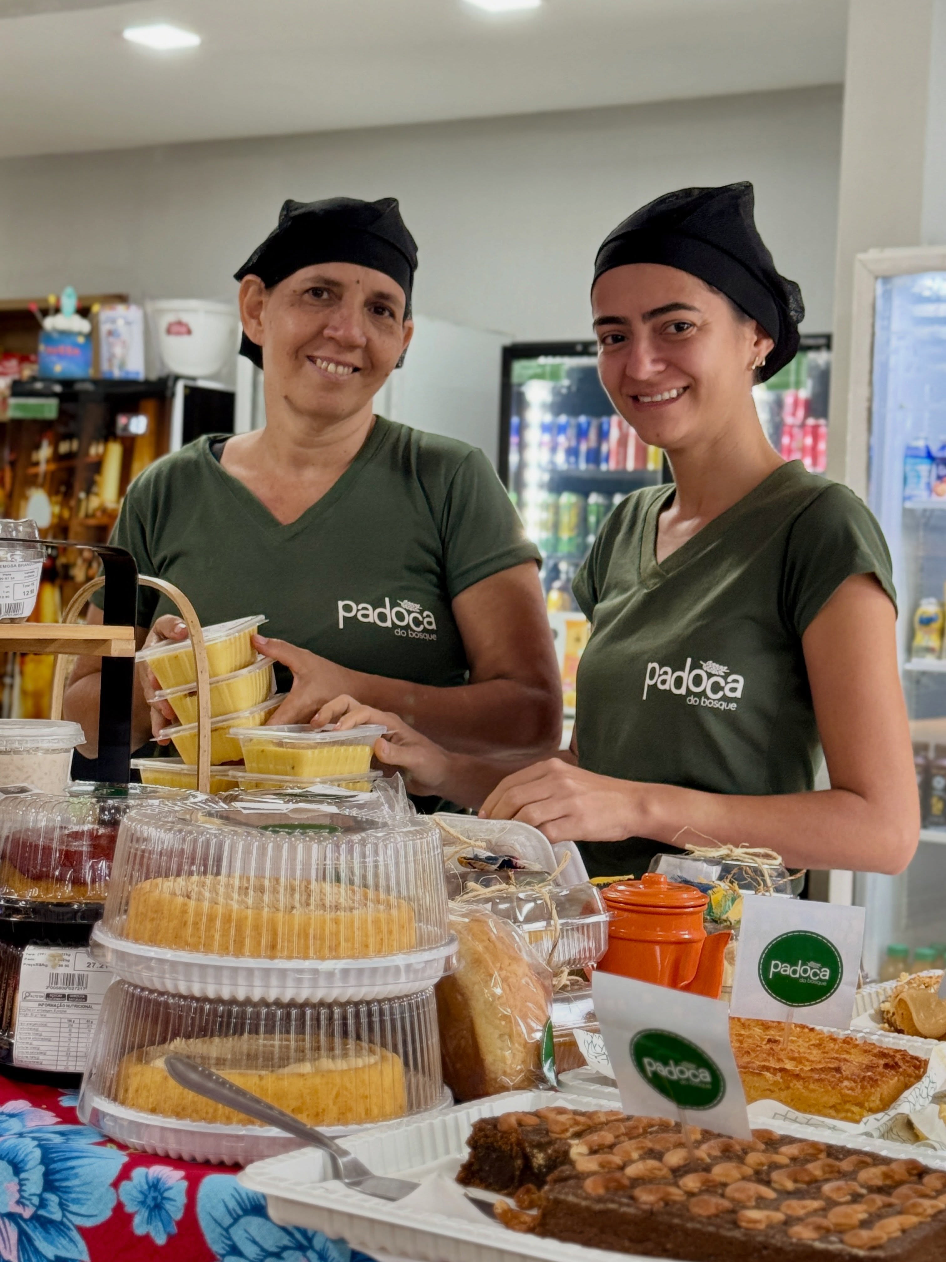 Equipe da Padoca do Bosque atrás do balcão
